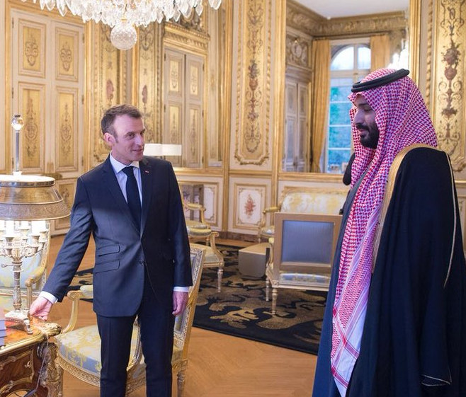الرئيس الفرنسي يتحدث مع محمد بن سلمان