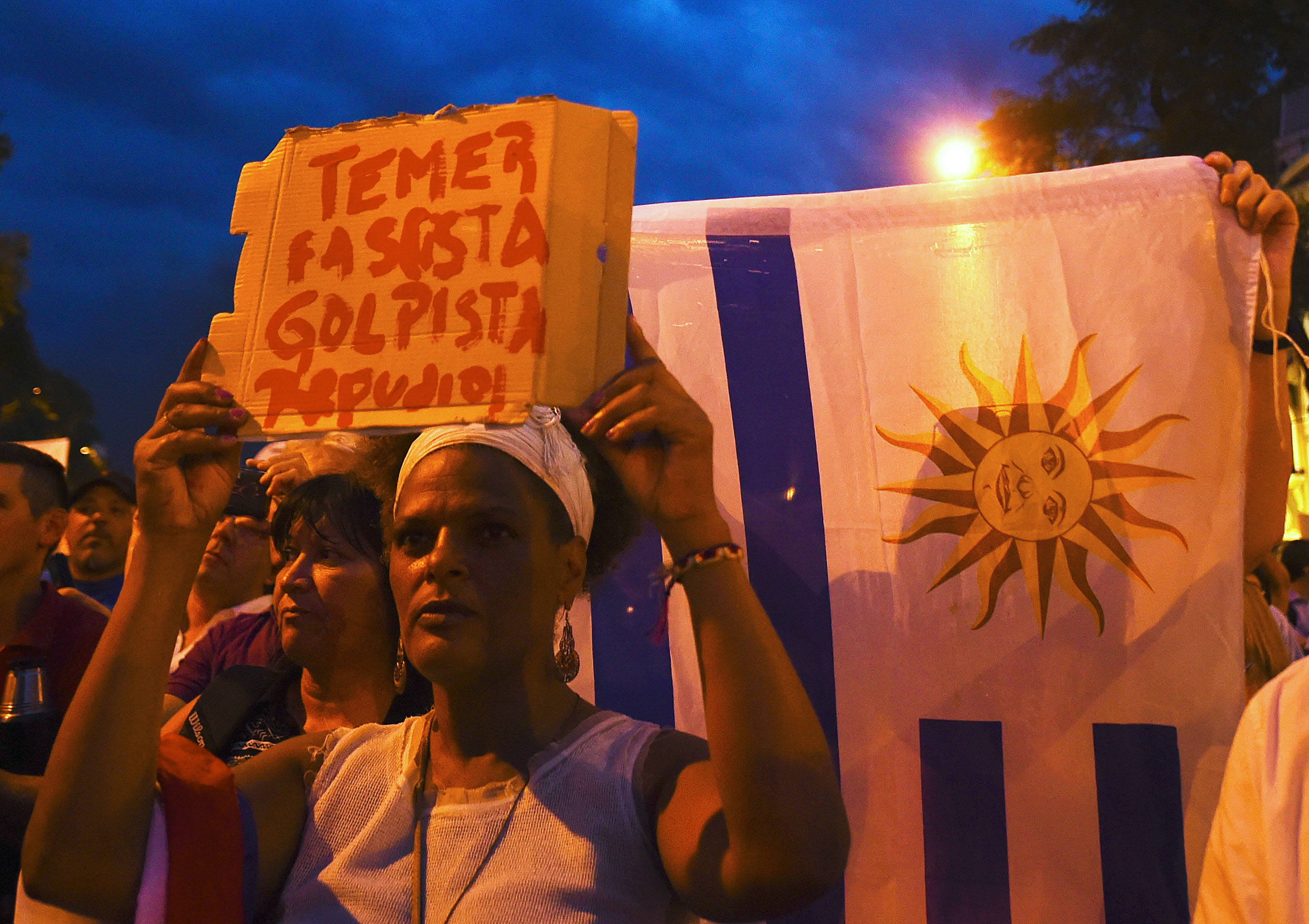 مظاهرة حاشدة أمام سفارة البرازيل فى أوروجواى لدعم لولا