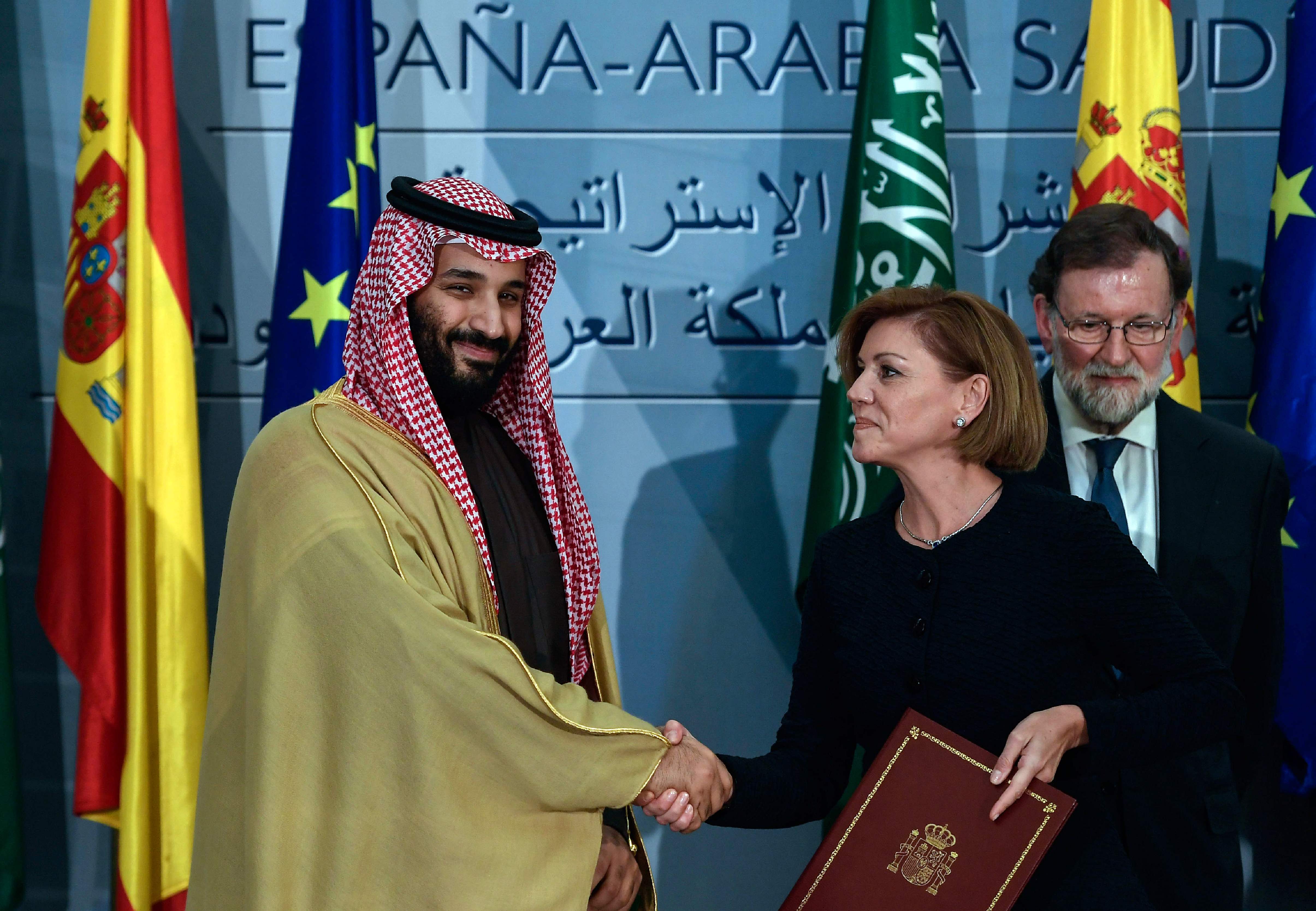 وزيرة الدفاع الإسبانية تصافح ولى العهد وزيرة الدفاع الإسبانية تصافح ولى العهد