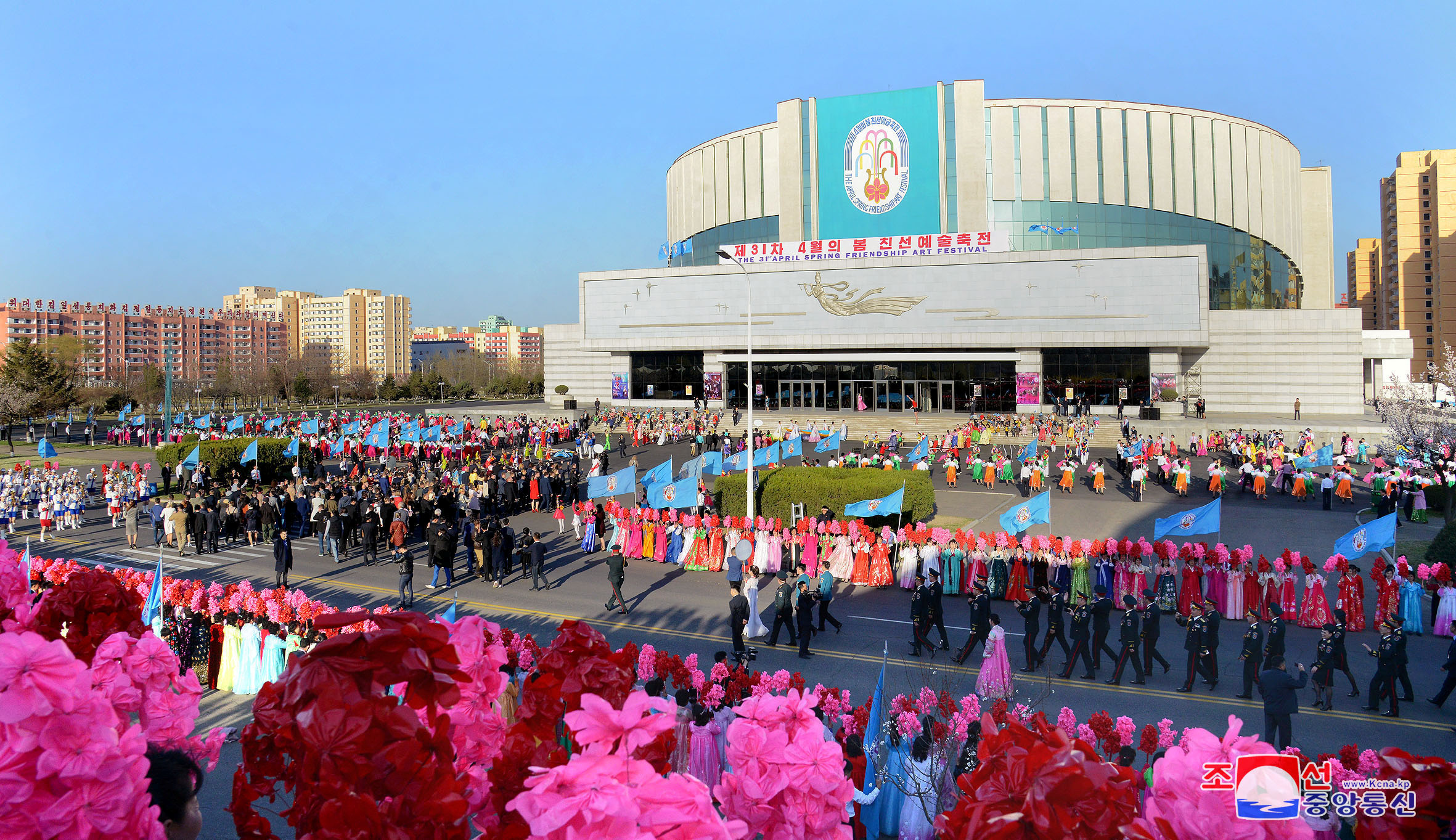 عروض خلال احتفالات يوم الشمس فى كوريا الشمالية