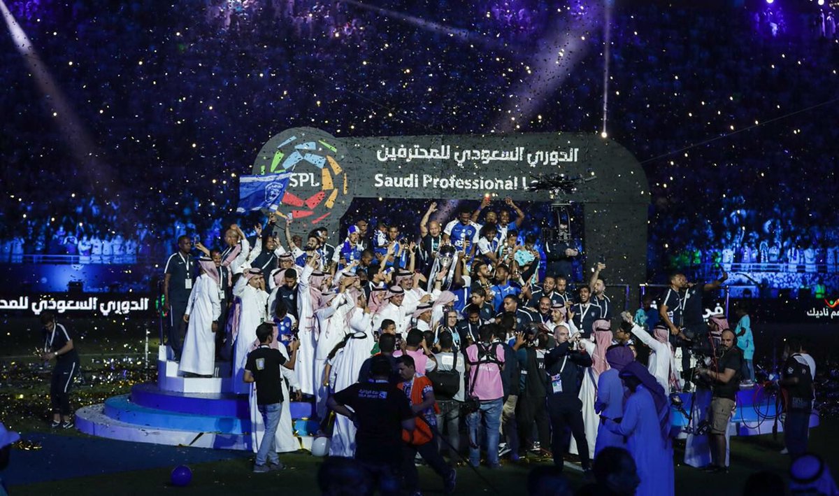 نجوم الهلال خلال استلام لقب الدوري السعودي