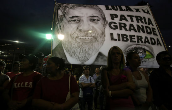 مسيرات مسائية فى البرازيل لدعم الرئيس السابق