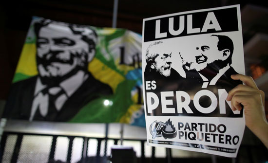 طبول ولافتات خلال مسيرات تأييد الرئيس البرازيلى السابق