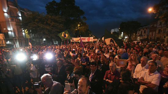 مظاهرات لدعم لولا أمام السفارة البرازيلية فى أوروجواى