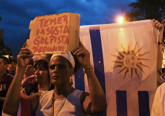 مظاهرة حاشدة أمام سفارة البرازيل فى أوروجواى لدعم لولا