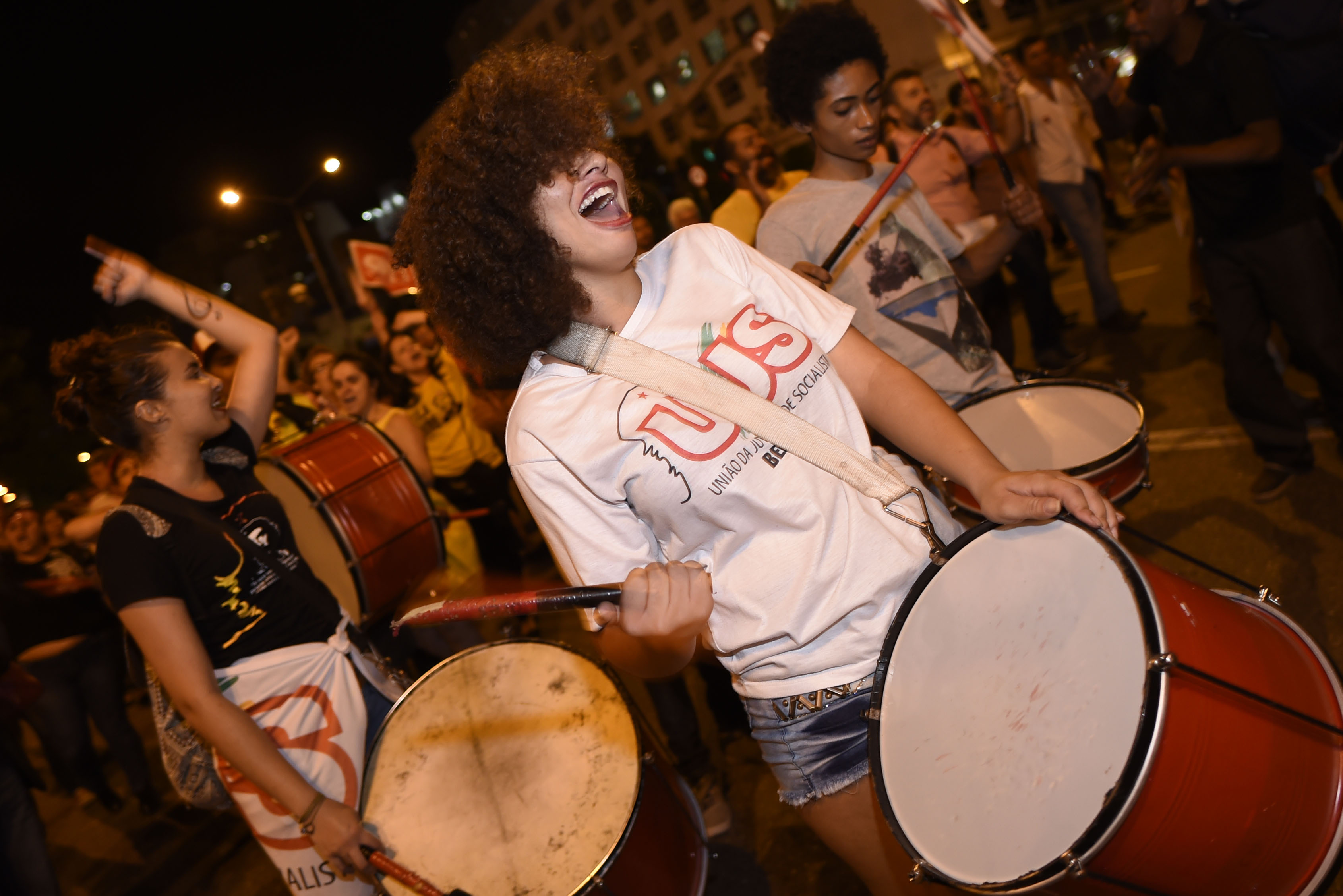 فتيات برازيليات تشاركن فى مظاهرات تأييد الرئيس السابق