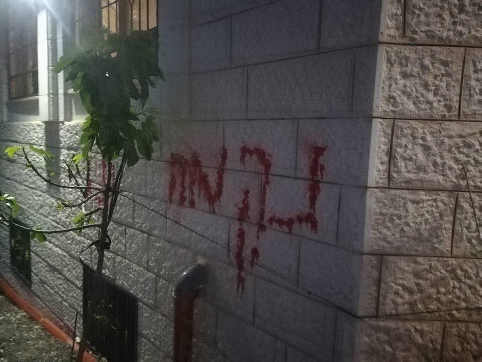 كتابة شعارات عنصرية على مسجد بمدينة نابلس