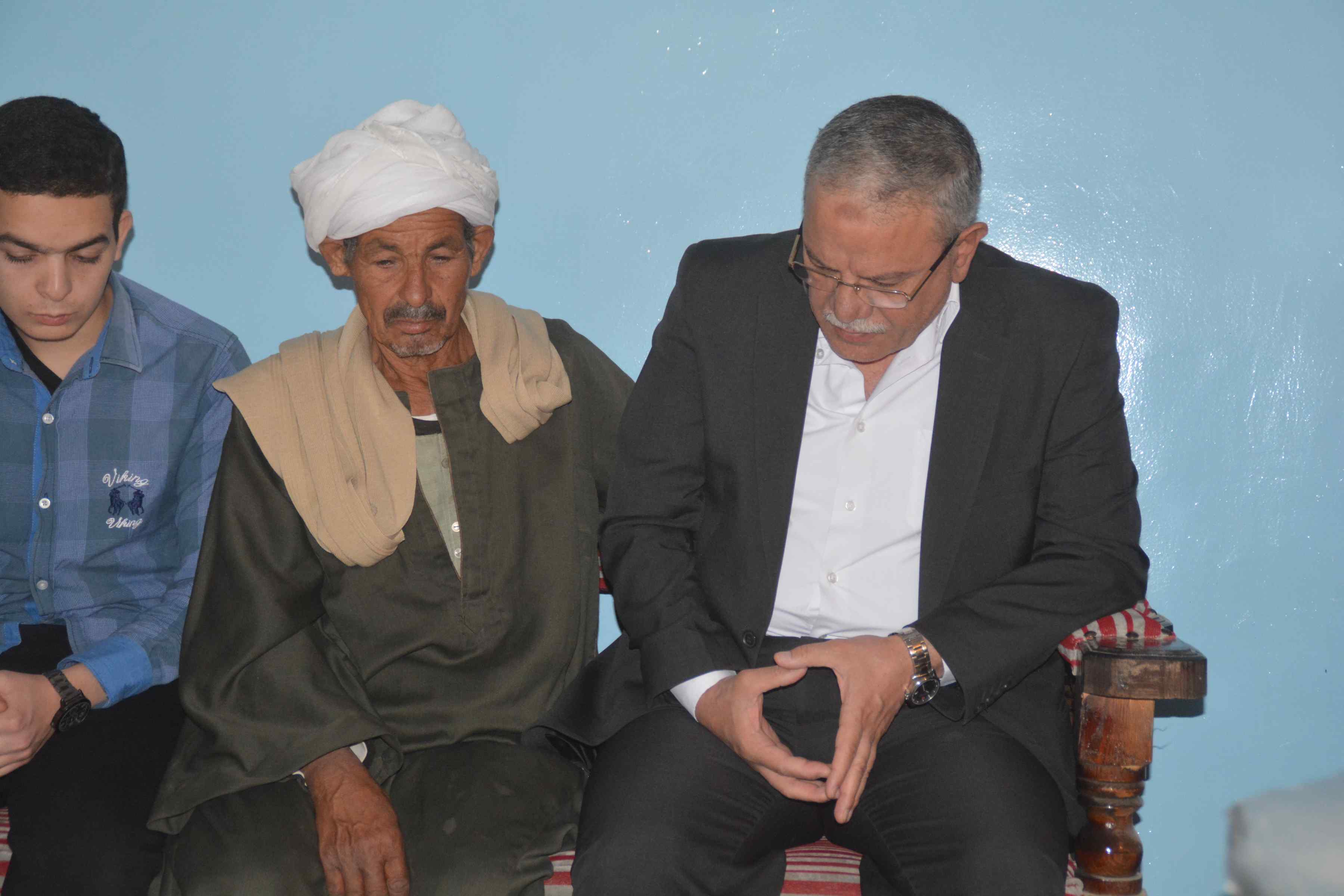 محافظ المنيا يقدم واجب العزاء لأسرة شهيد سيناء (2)