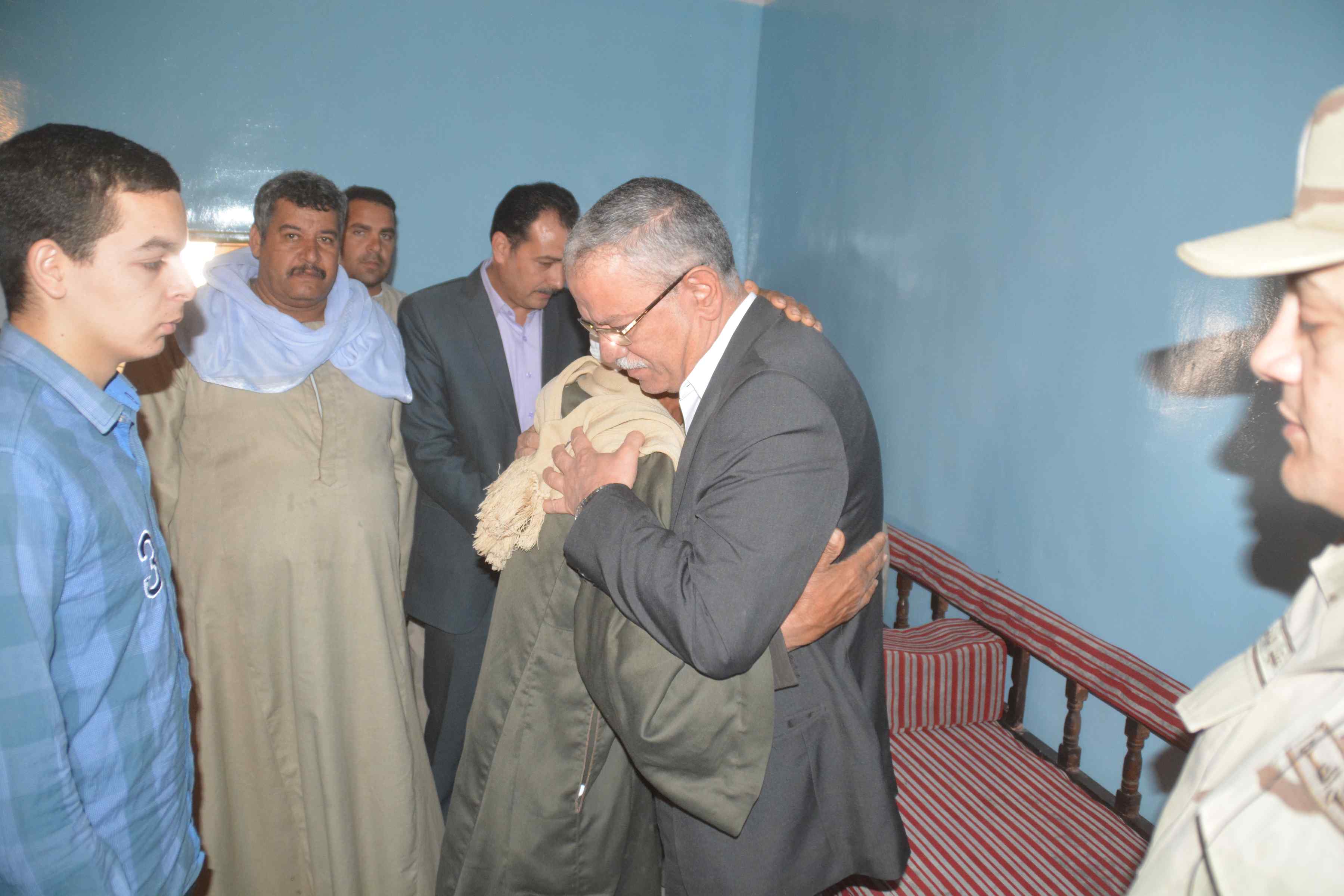 محافظ المنيا يقدم واجب العزاء لأسرة شهيد سيناء (1)
