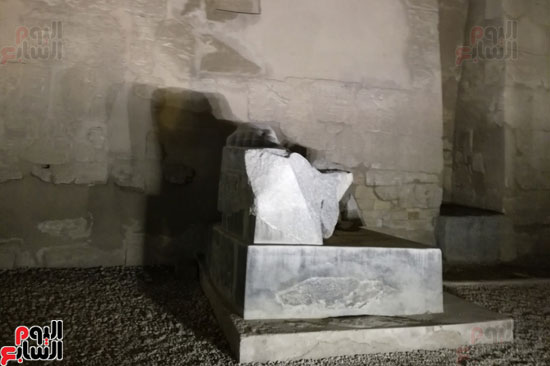قاعدة التمثال قبل تجهيزها لعودة الملك رمسيس من جديد عليها بمعبد الأقصر