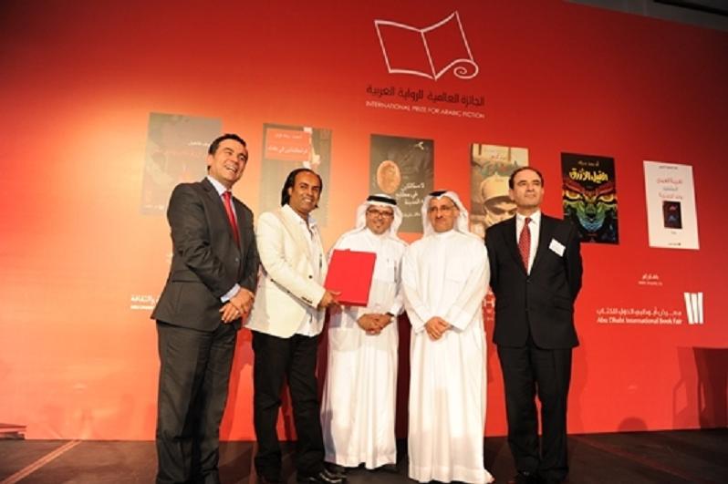 أحمد سعداوى خلال تسلمه الجائزة العالمية للرواية العربية البوكر 2014