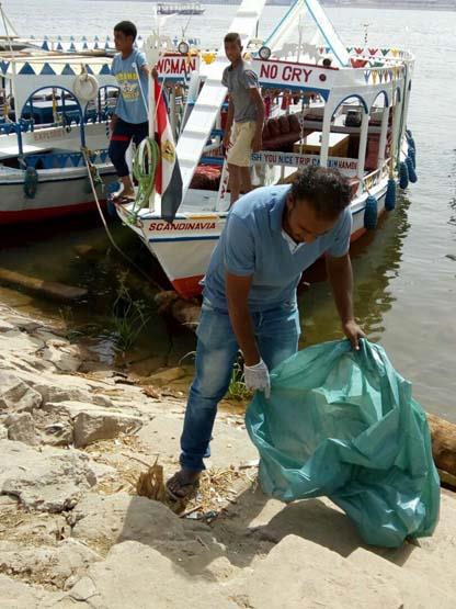  شباب بمدينة الأقصر يواصلون مبادرات تنظيف نهر النيل للحفاظ عليه أمام السائحين