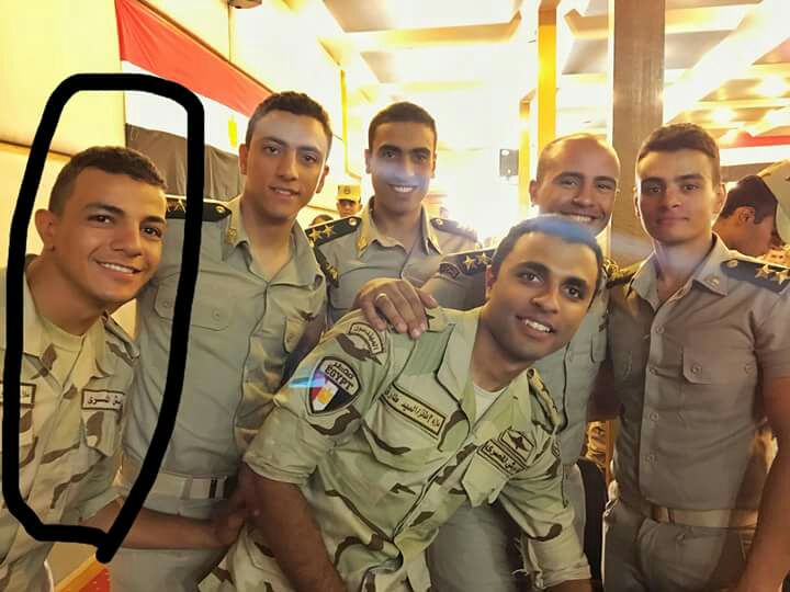 الملازم مع أصدقائه المجندين