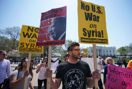 مواطنون يرفعون لافتات معارضة للضربة السورية 