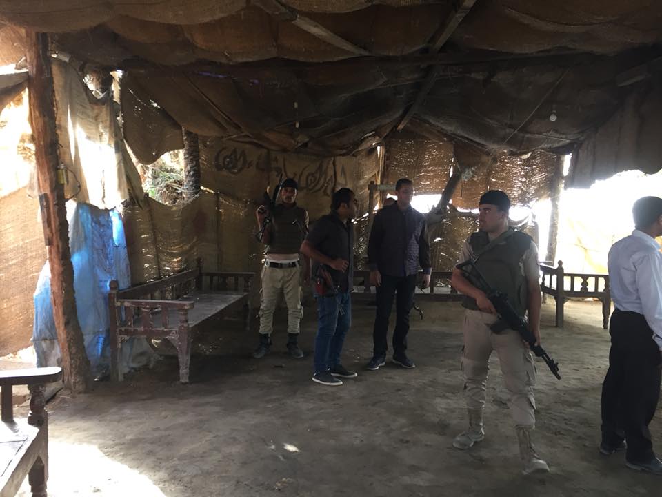 القوات داخل احد الغرز بقرية الصوامعة والتى تستخدم فى تجارة المخدرات