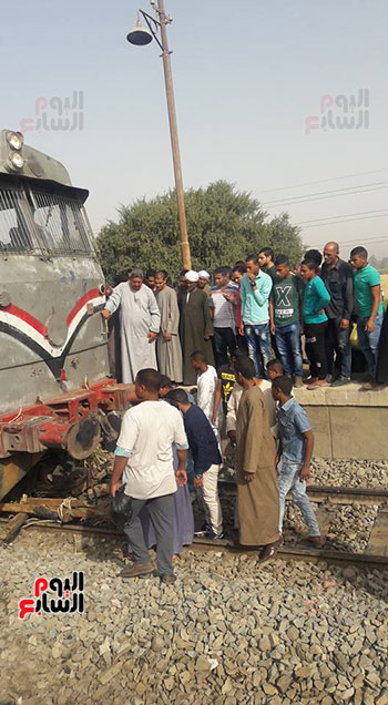 جانب من حادث اصطدام قطار بعربة كارو بمدينة الاقصر