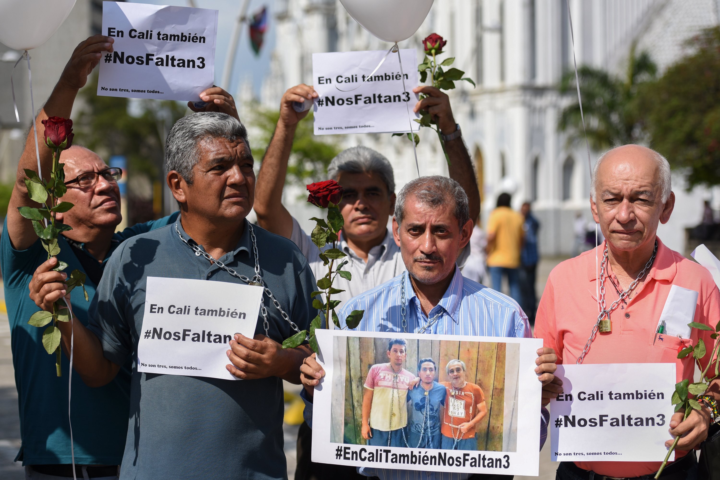 رفع لافتات تندد بمقتل الصحفيين