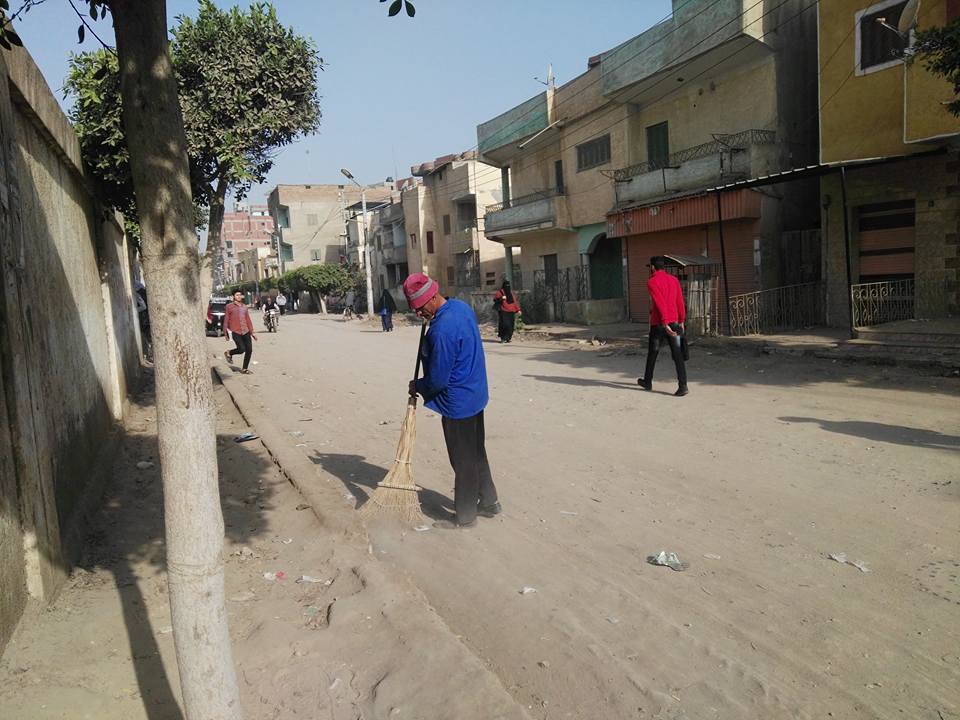 جانب من اعمال النظافة بشوارع قلين