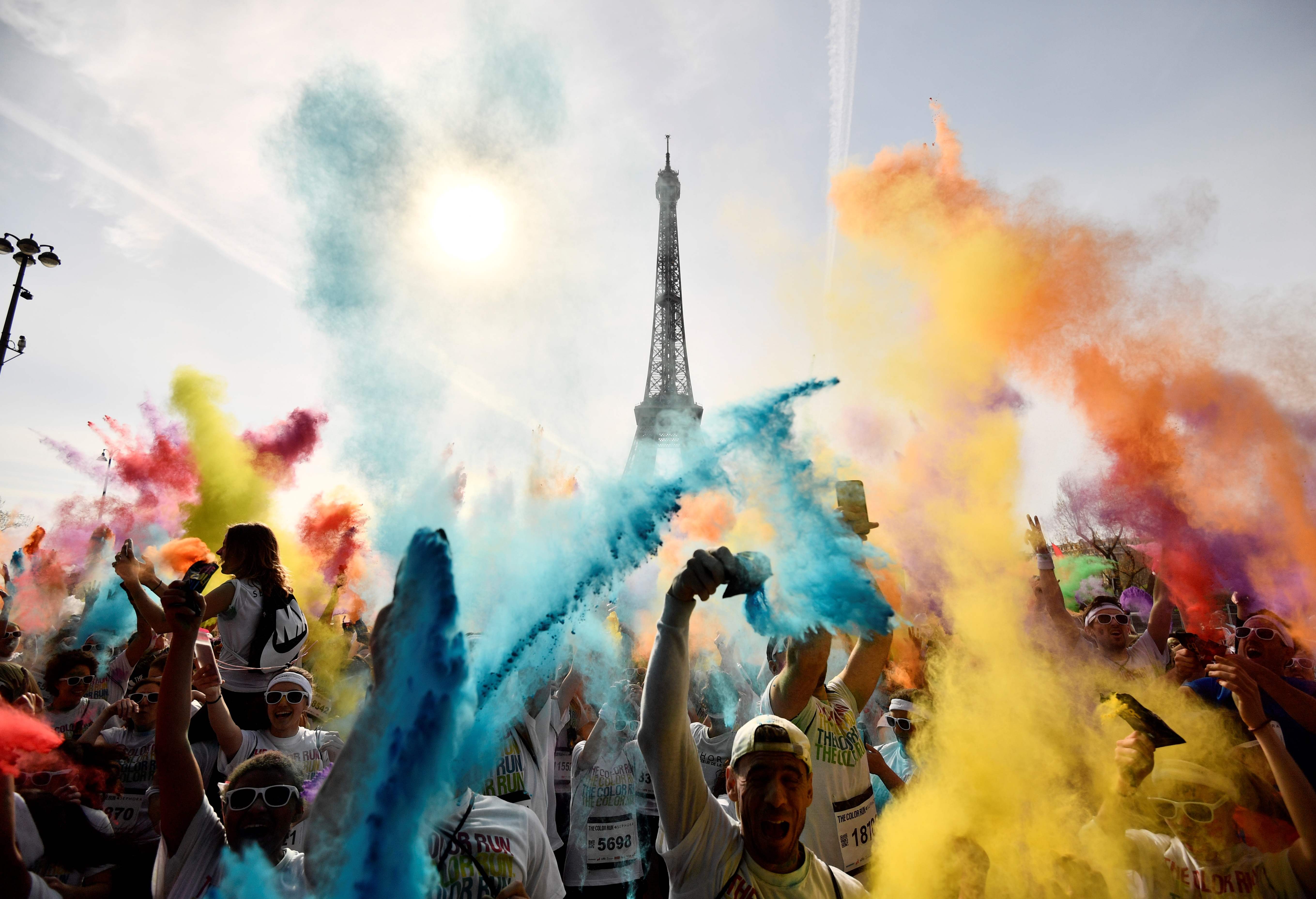 فرنسيون يحتفلون بمهرجان الألوان 