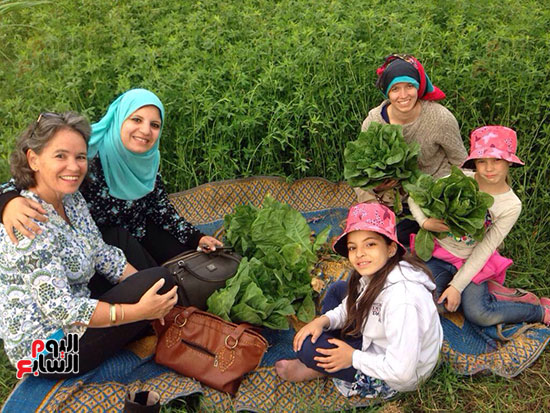 الوفد السياحى مع الفلاحات الوفد السياحى مع الفلاحات