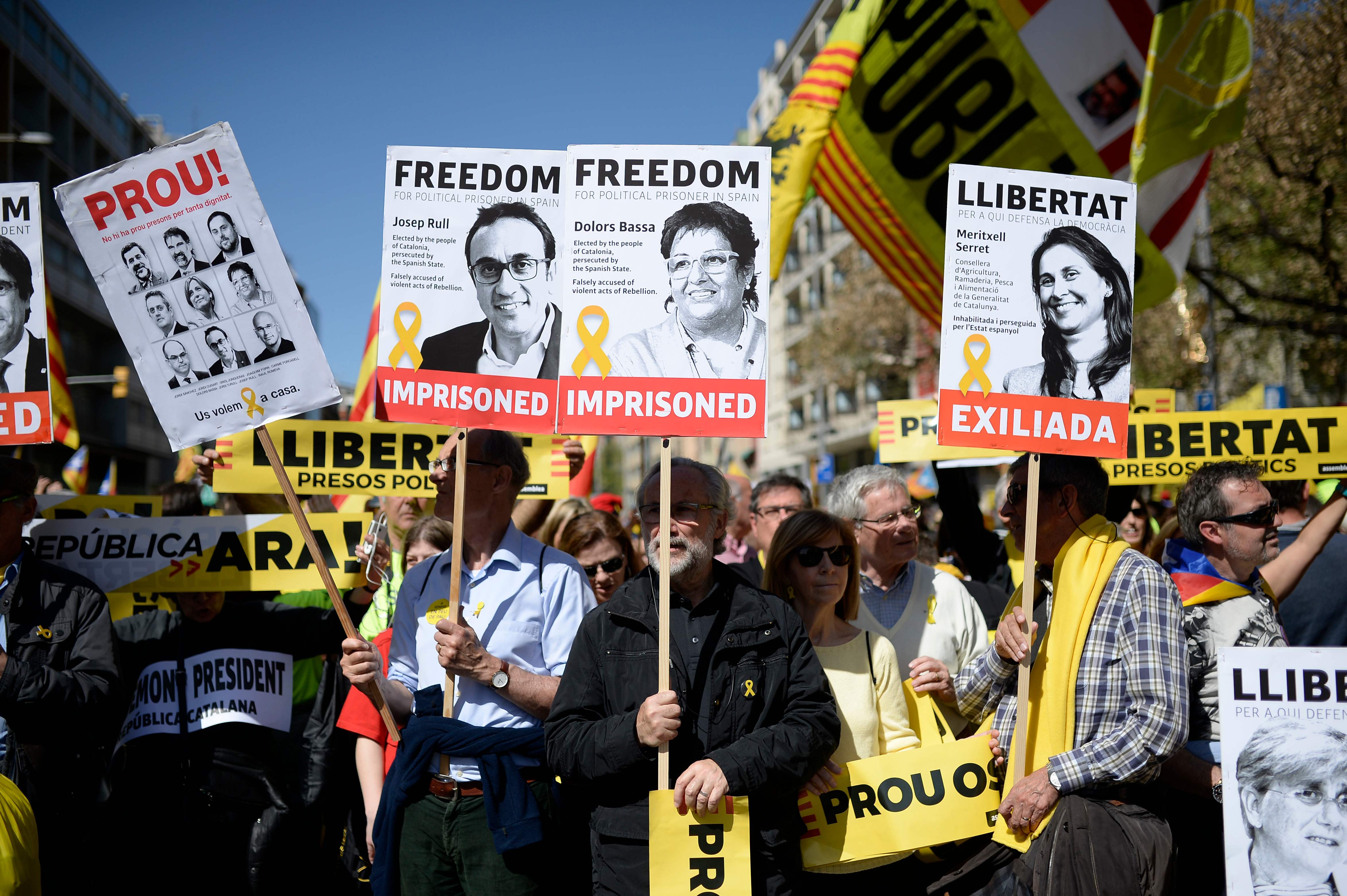 مواطنون كتالونيون يتظاهرون ضد اعتقال قاده الاقليم 