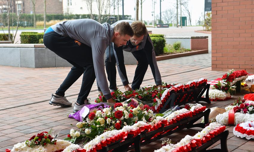 وضع الورود على النصب التذكارى للضحايا