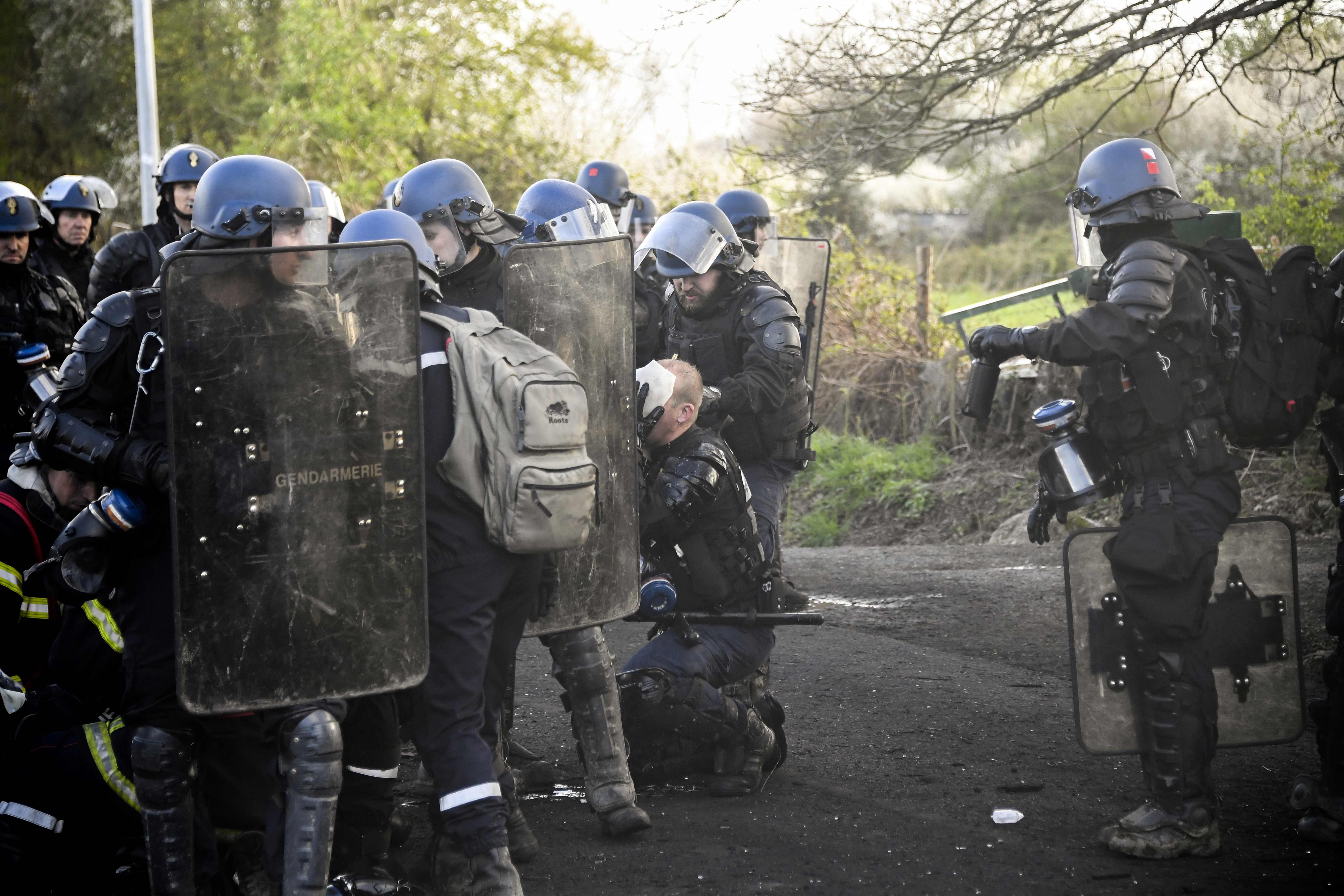 الشرطة الفرنسية بموقع الاشتباكات