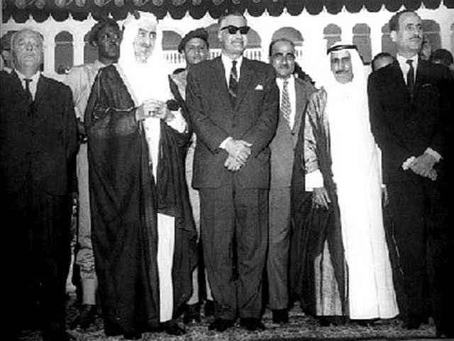 الرئيس عبد الناصر والشيخ الراحل صباح السالم الصباح خلال احدى القمم العربية