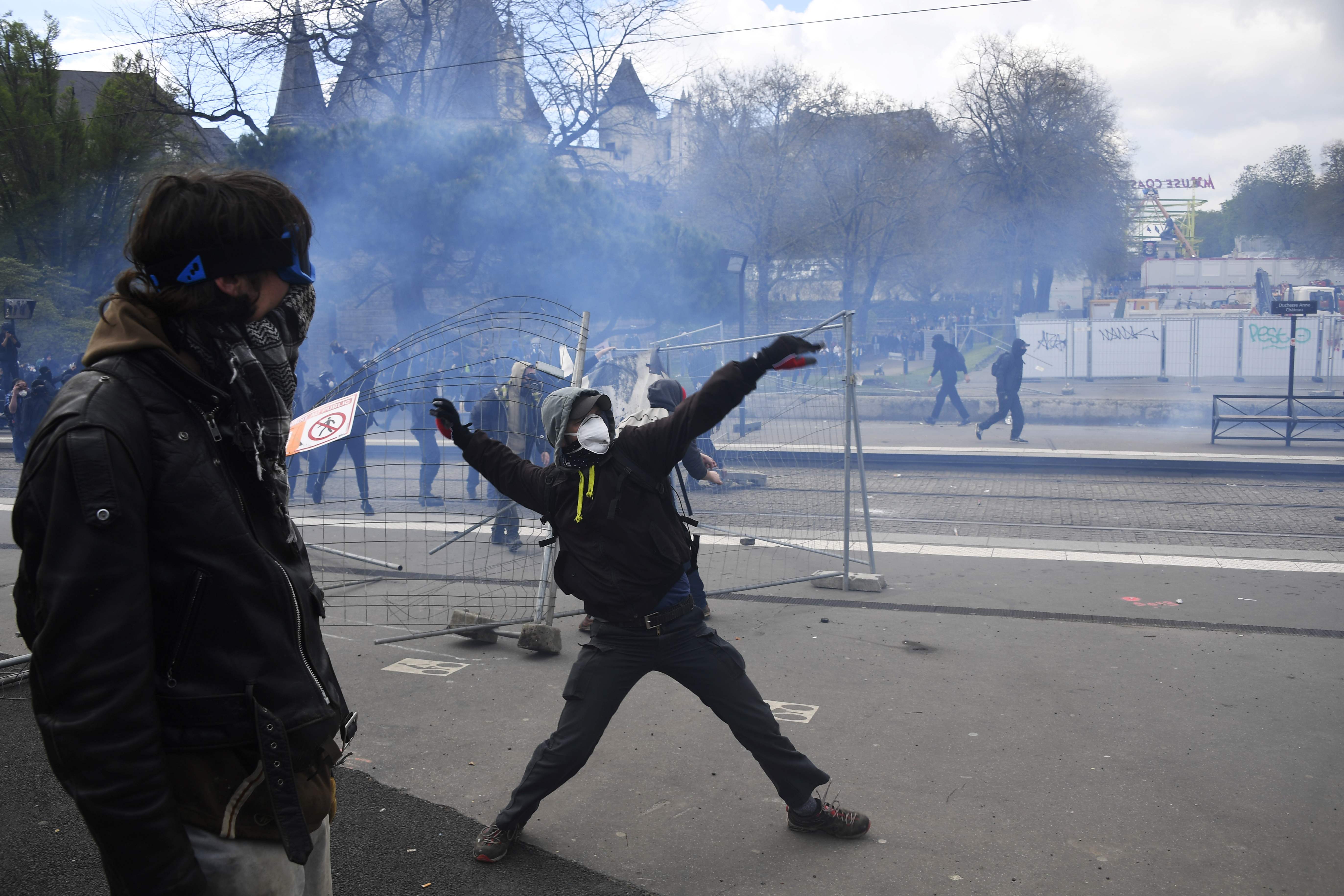 اشتباكات مع الشرطة الفرنسية