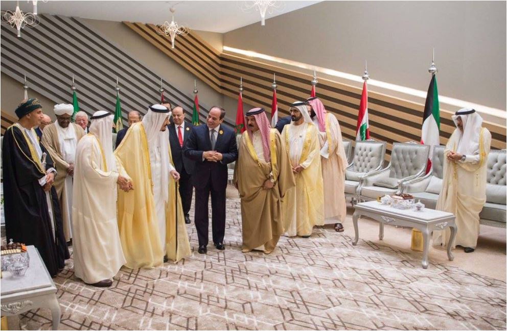 حوارات بين الملوك والأمراء وأمير قطر يقف بمفرده