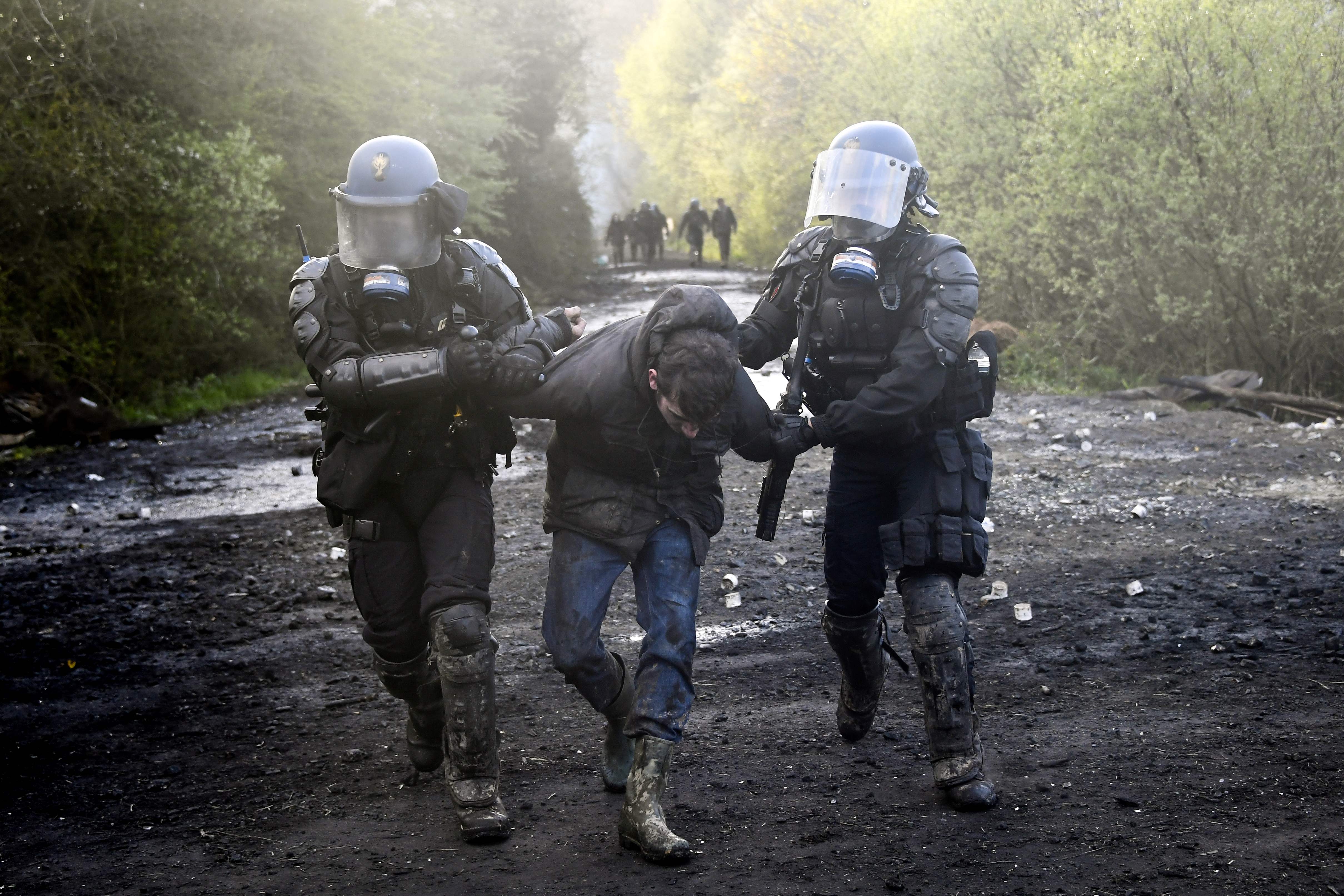 قوات الأمن الفرنسية تعتقل أحد المتظاهرين