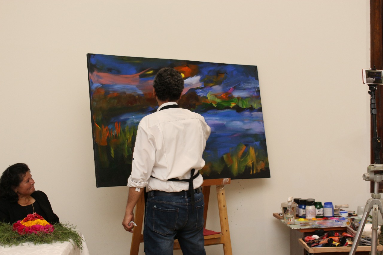 12 الفنان الدكتور طاهر عبد العظيم أثناء تنفيذ اللوحة فى متحف الثورة بالقناطر الخيرية