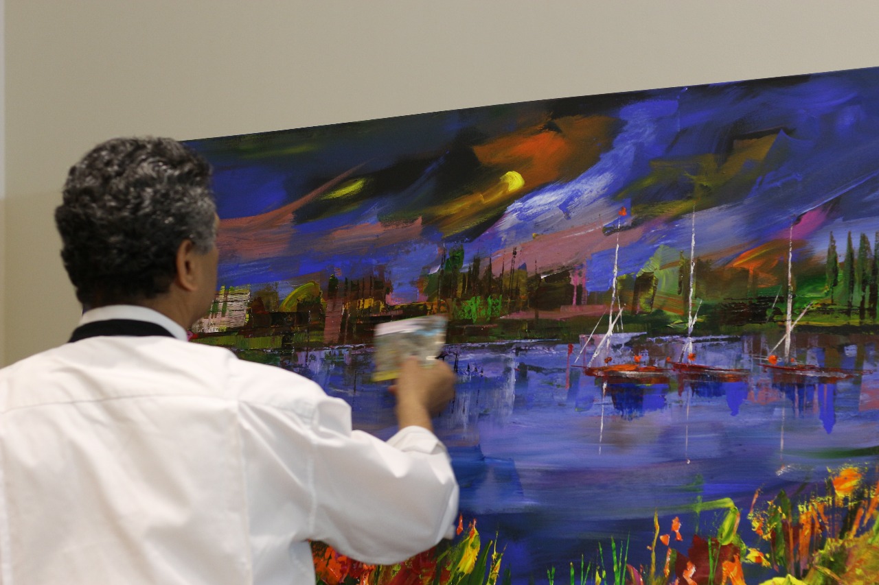 13 الفنان الدكتور طاهر عبد العظيم أثناء تنفيذ اللوحة