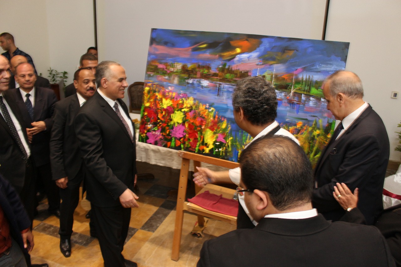5 وزير الرى ومحافظ القليوبية والفنان طاهر عبد العظيم بعد تنفيذ اللوحة
