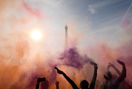  احتفالات الفرنسيين أمام برج إيفل فى باريس 