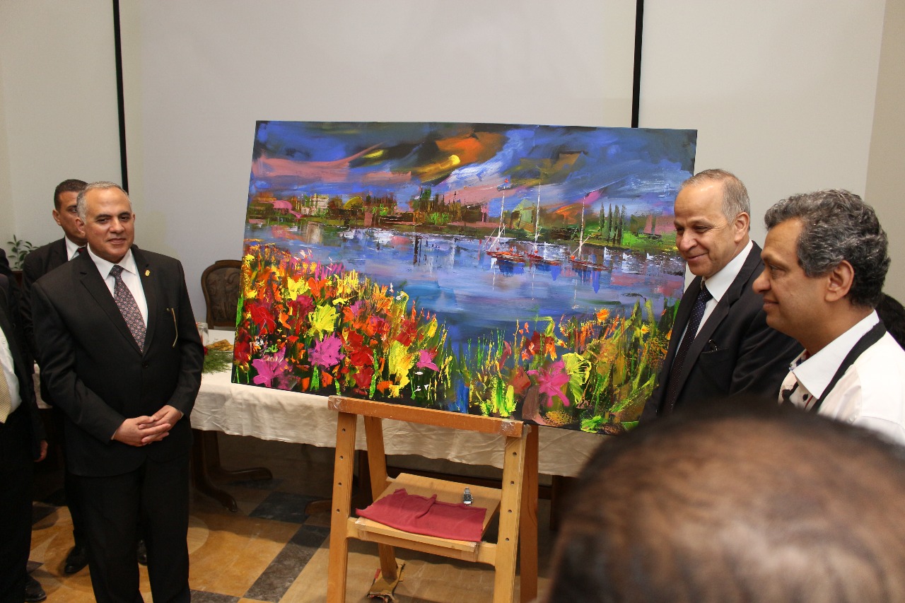 1 وزير الرى ومحافظ القليوبية والفنان طاهر عبد العظيم بعد تنفيذ اللوحة