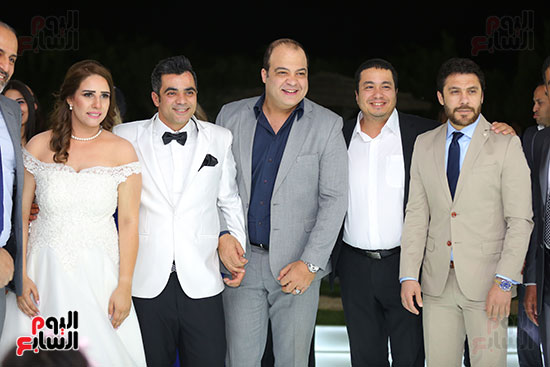 أحمد حسن مع العروسين