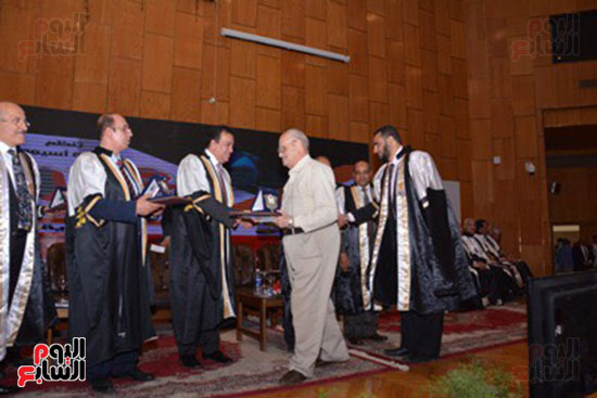 وزير التعليم العالى يكرم علماء جامعة أسيوط فى الاحتفال بعيد العلم (8)