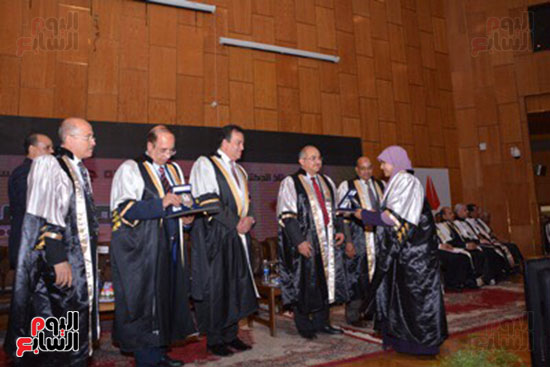 وزير التعليم العالى يكرم علماء جامعة أسيوط فى الاحتفال بعيد العلم (10)