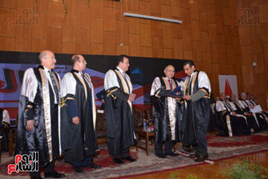 وزير التعليم العالى يكرم علماء جامعة أسيوط فى الاحتفال بعيد العلم (5)