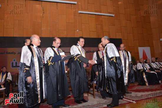 وزير التعليم العالى يكرم علماء جامعة أسيوط فى الاحتفال بعيد العلم (11)