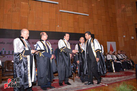 وزير التعليم العالى يكرم علماء جامعة أسيوط فى الاحتفال بعيد العلم (14)