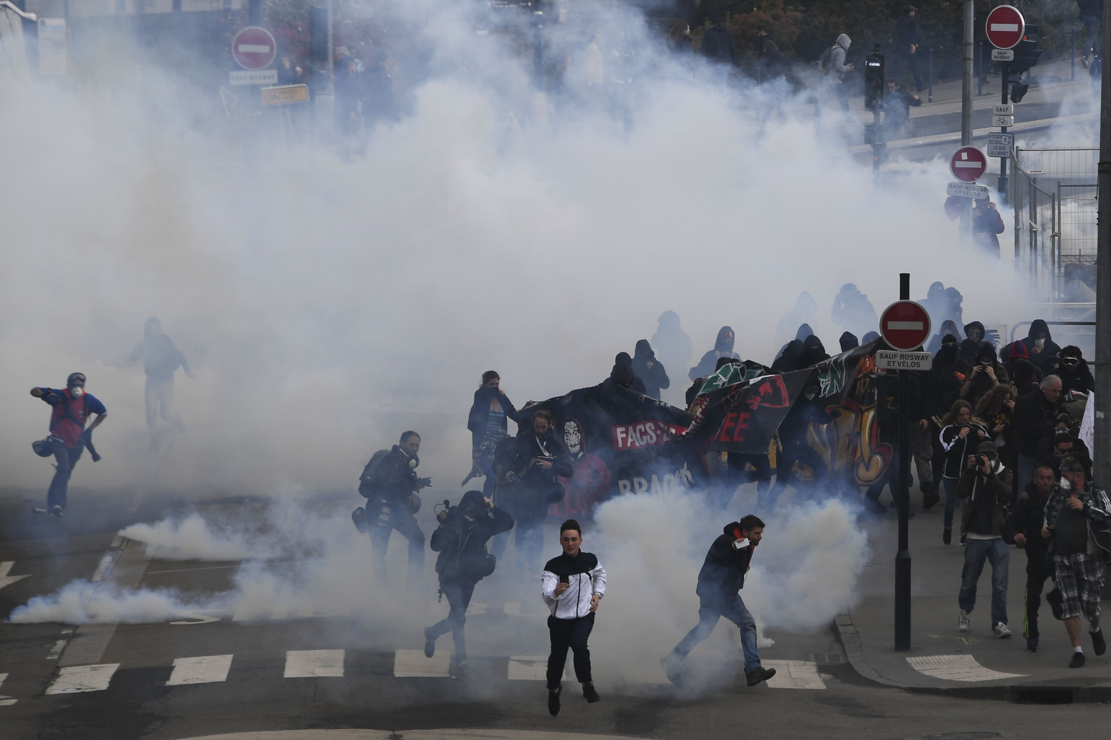 الشرطة الفرنسية تطلق وابل من قنابل الغاز المسيل للدموع