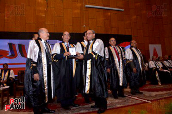 وزير التعليم العالى يكرم علماء جامعة أسيوط فى الاحتفال بعيد العلم (12)