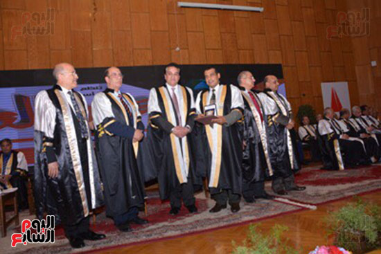 وزير التعليم العالى يكرم علماء جامعة أسيوط فى الاحتفال بعيد العلم (7)