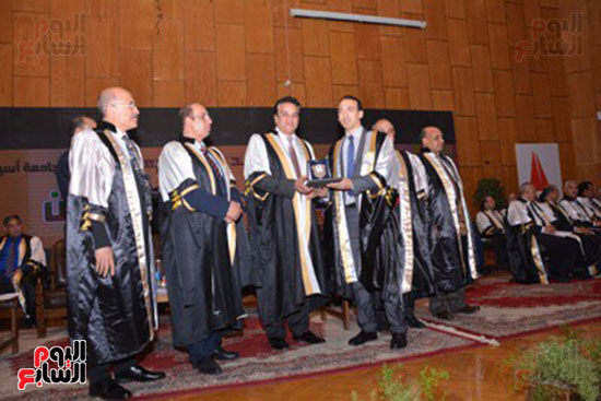 وزير التعليم العالى يكرم علماء جامعة أسيوط فى الاحتفال بعيد العلم (13)