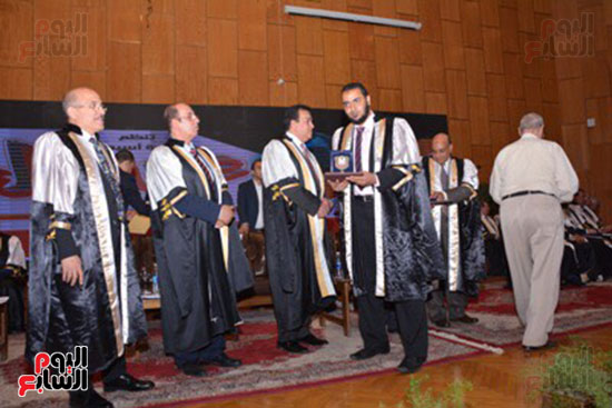 وزير التعليم العالى يكرم علماء جامعة أسيوط فى الاحتفال بعيد العلم (9)