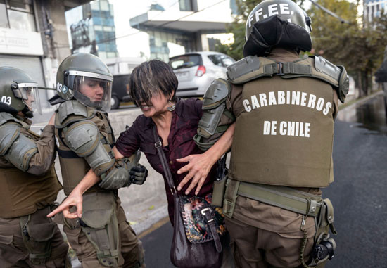 شرطة تشيلى تعتقل إحدى الناشطات