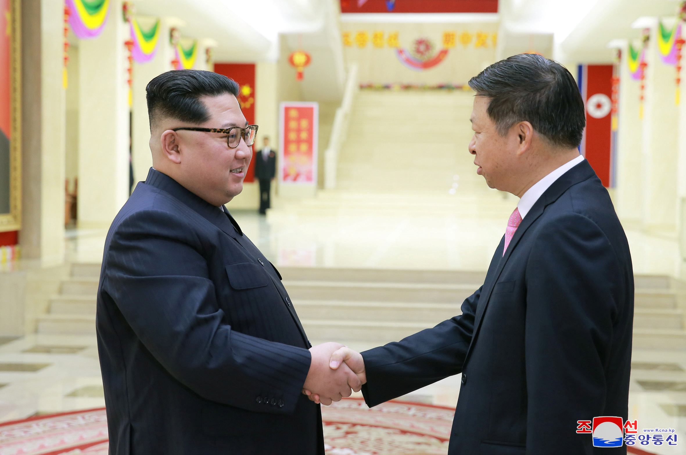 زعيم كوريا الشمالية يلتقى مسئول بالحزب الشيوعى