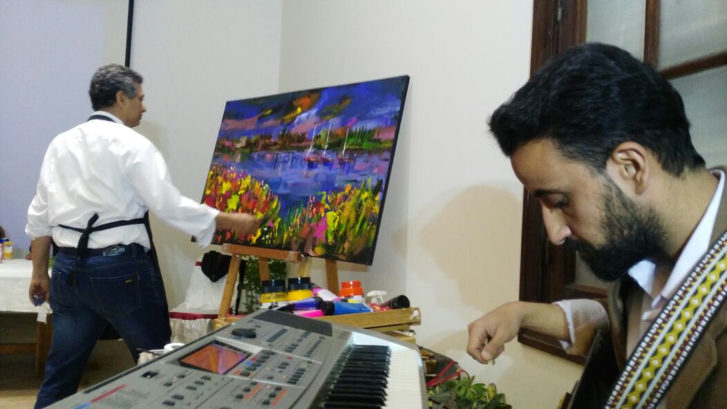 3 الفنان طاهر عبد العظيم والموسيقار محمد نجلة أثناء تنفيذ اللوحة